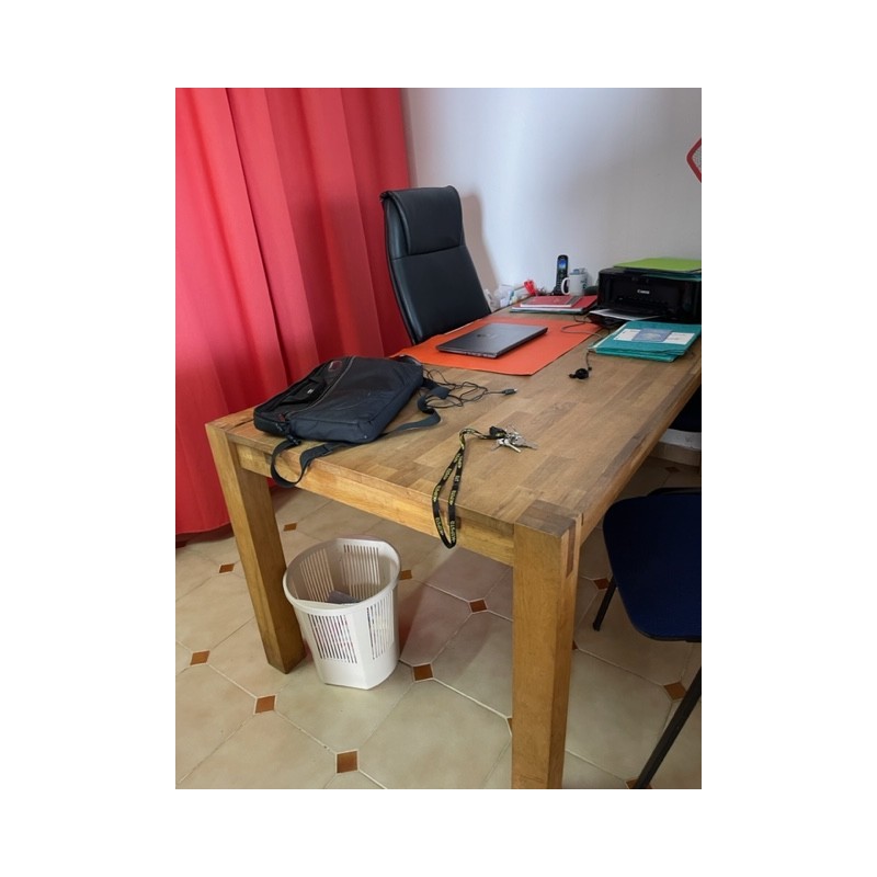 1 bureau en bois 1 caisson en fibres de bois 1 fauteuil de bureau 2 chaises visiteur