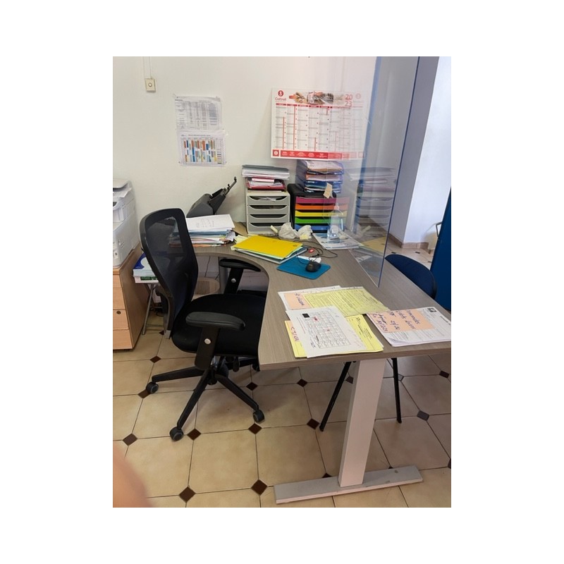 1 bureau en fibres de bois avec léger retour à gauche, pieds en métal 1 fauteuil de bureau sur roulettes 2 chaises visiteurs