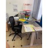 1 bureau en fibres de bois avec léger retour à gauche, pieds en métal 1 fauteuil de bureau sur roulettes 2 chaises visiteurs