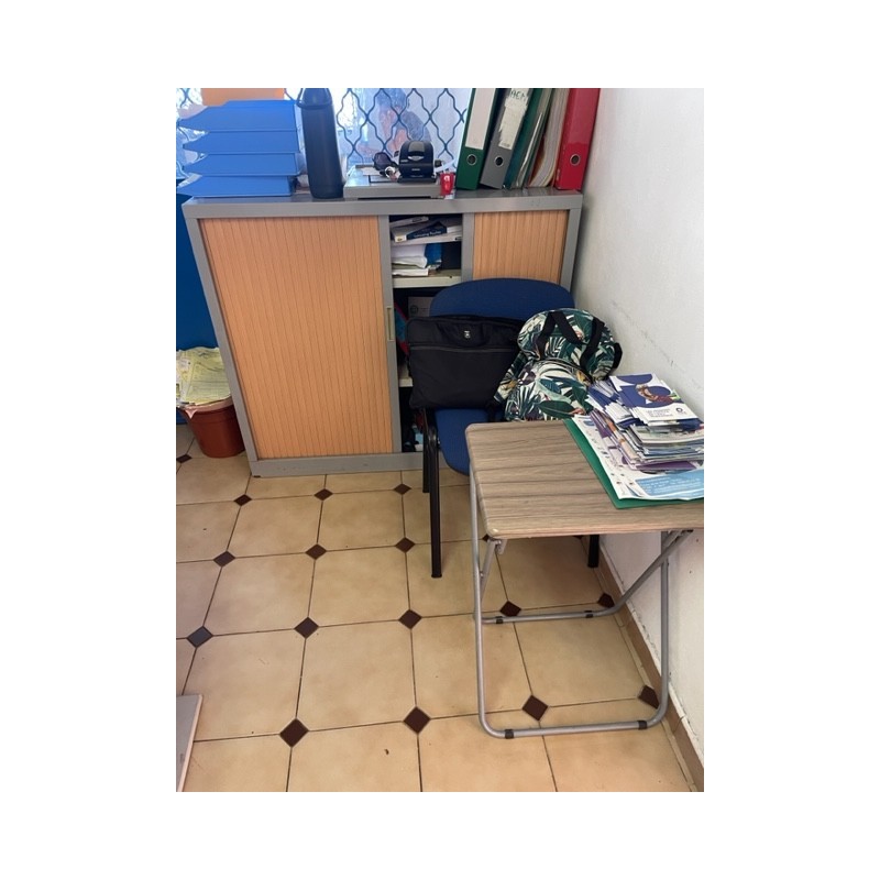 1 armoire basse métallique à ouverture coulissante