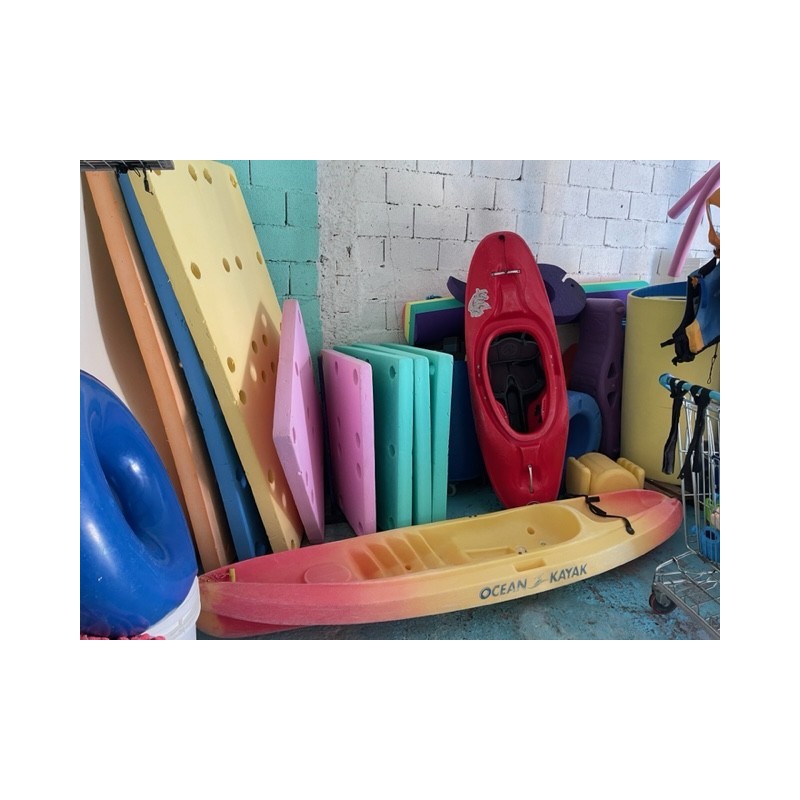 1 lot de 10 radeaux en mousse (dimensions variables) 1 lot de différents accessoires en mousse et en plastique pour la natation