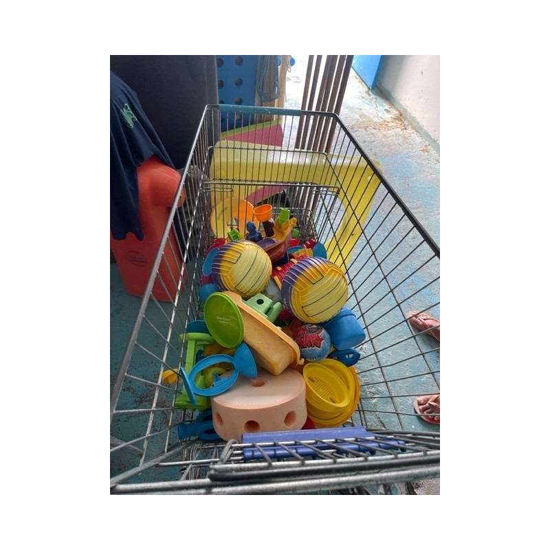 1 lot de jouets divers pour enfant comprenant environ : 39 anneaux 7 arrosoirs 7 moulins à eaux 41 pelles et râteaux 12 sauts 7 