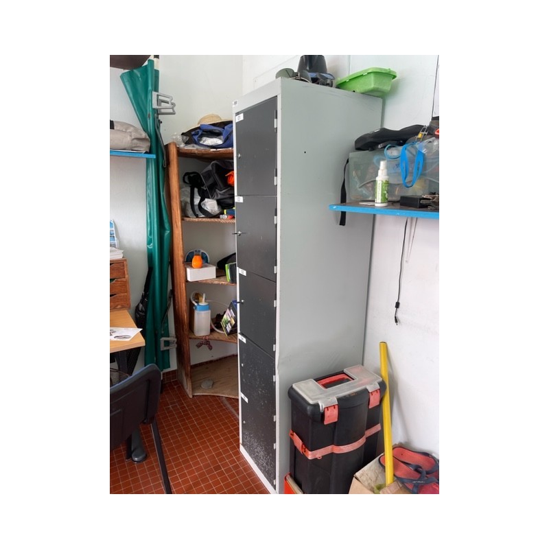1 vestiaire en métal à 5 portes