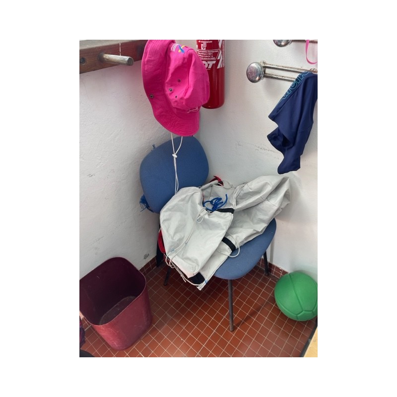 1 chaise visiteur en tissu, mousse et métal 2 fauteuils