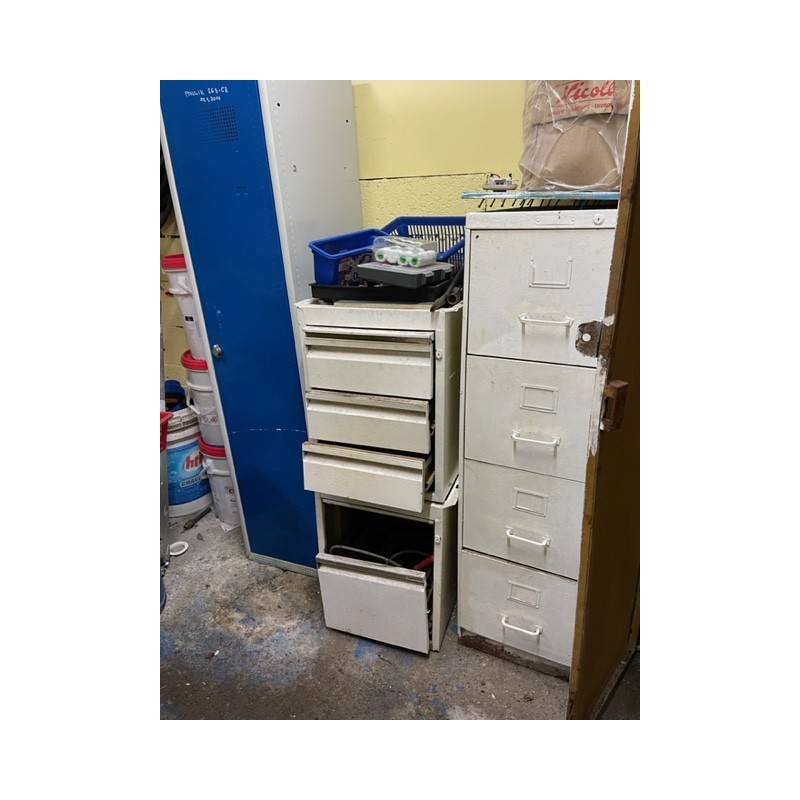 1 vestiaire en métal à 1 porte 2 tours de rangement en métal