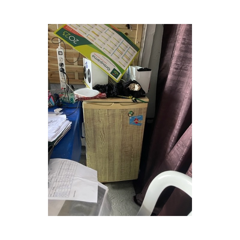 1 petit réfrigérateur