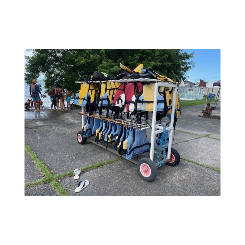 Environ 50 gilets de tailles différentes pour adultes et enfants 1 chariot