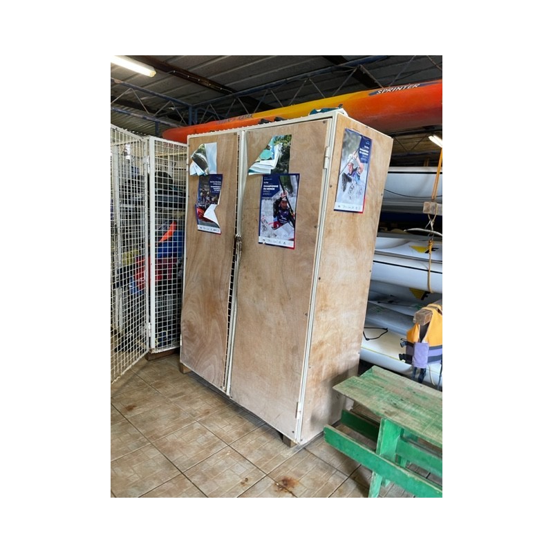 1 armoire en bois