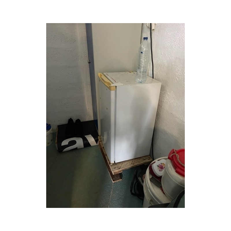 1 petit réfrigérateur sans marque apparente