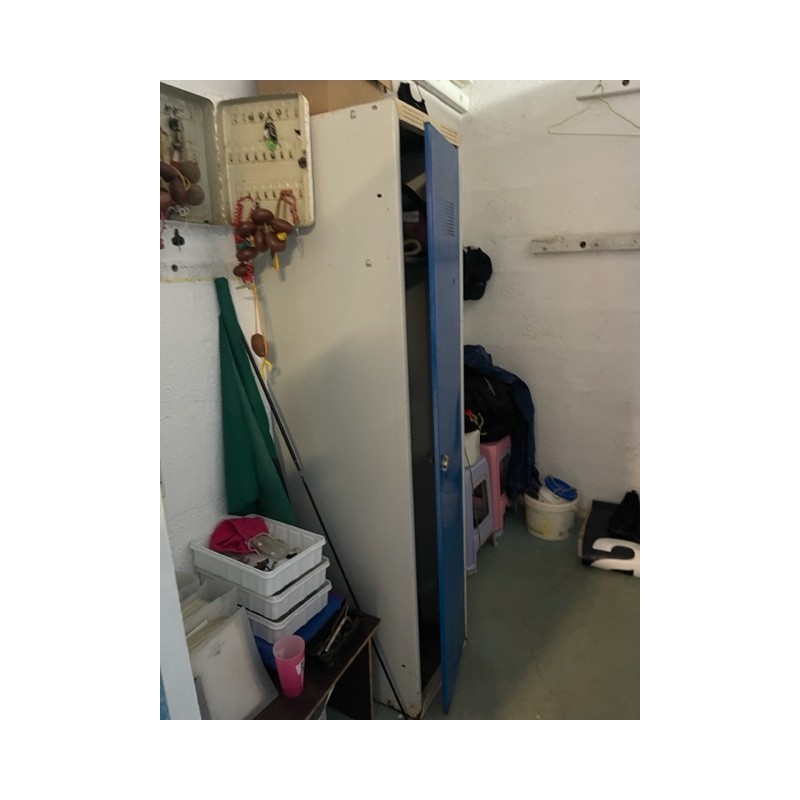 2 vestiaires en métal 1 porte