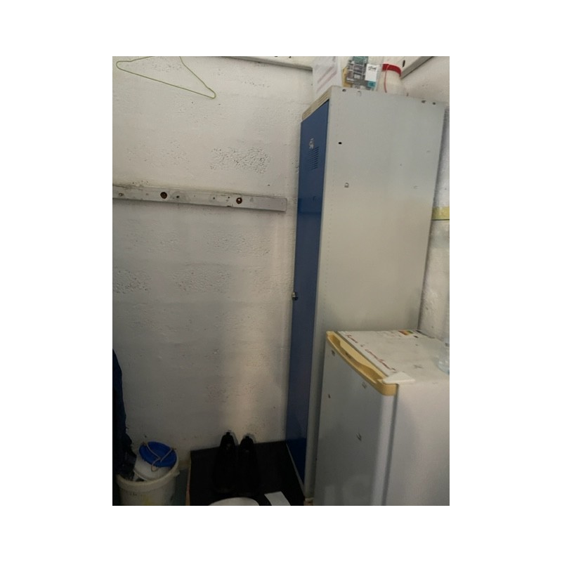 2 vestiaires en métal 1 porte