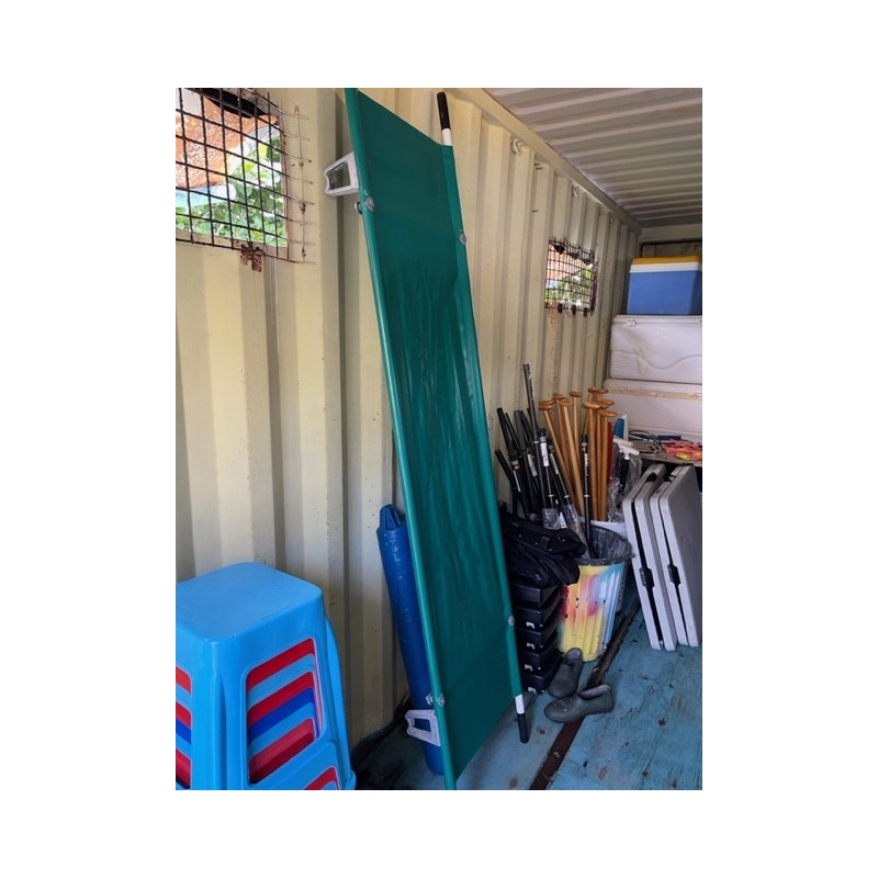 1 lot d'environ 31 tabourets en résine 1 lit d'appoint