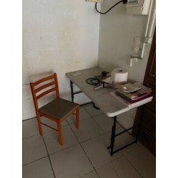 1 bureau en bois
2 chaises en bois 
1 table plainte en plastique gris 
1 crémaillère en métal et contrecollé