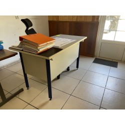 1 bureau en fibres de bois et métal 
1 fauteuil de bureau avec têtière, sur roulettes, garniture de tissu