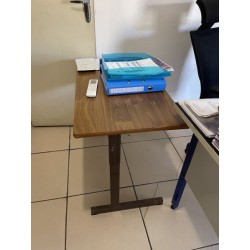1 table de formation en fibres de bois et piètement métallique