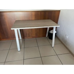 1 table en fibres  de bois et piètement métallique