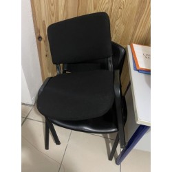 2 chaises visiteurs en résine
1 chaise visiteur en tissu