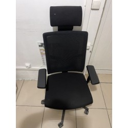 1 fauteuil de bureau avec têtière, sur roulettes
Garniture de tissu