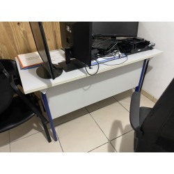 2 bureaux en fibres de bois et métal
