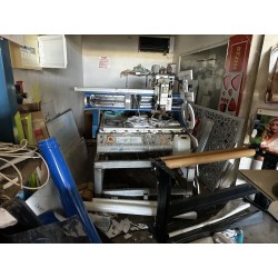 1 machine de découpe numérique avec système d'aspiration et cuve