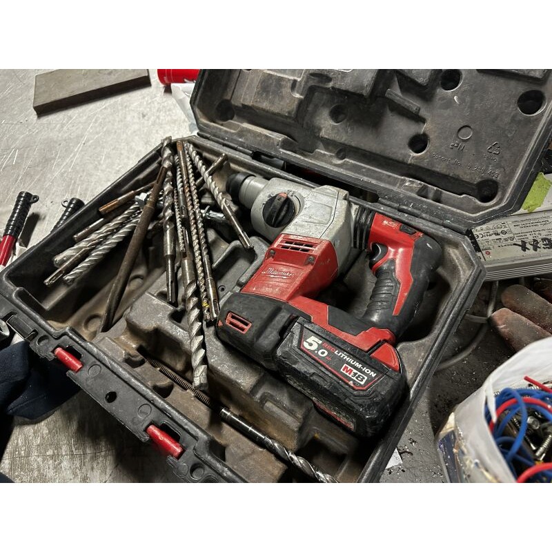 1 perforateur MILWAUKEE M18 et forêts