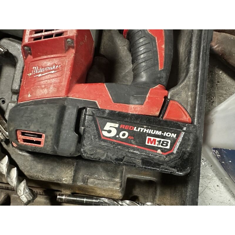 1 perforateur MILWAUKEE M18 et forêts
