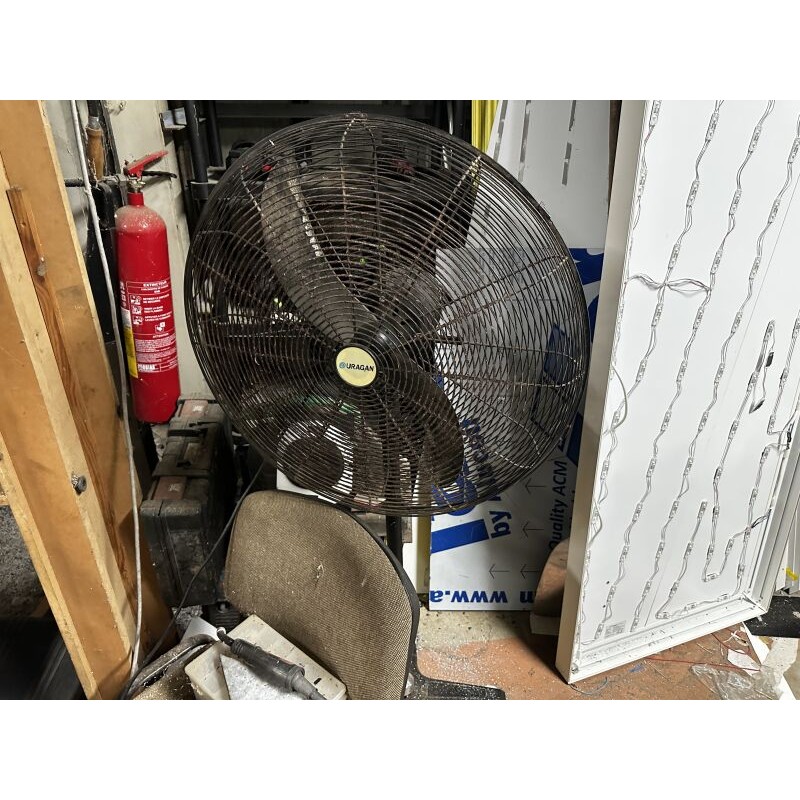 1 ventilateur sur pied URAGAN