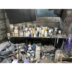 1 ensemble de pots de peinture usagés