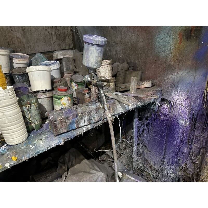 1 ensemble de pots de peinture usagés