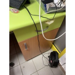 1 banque d'accueil en fibres de bois avec caisson intégré