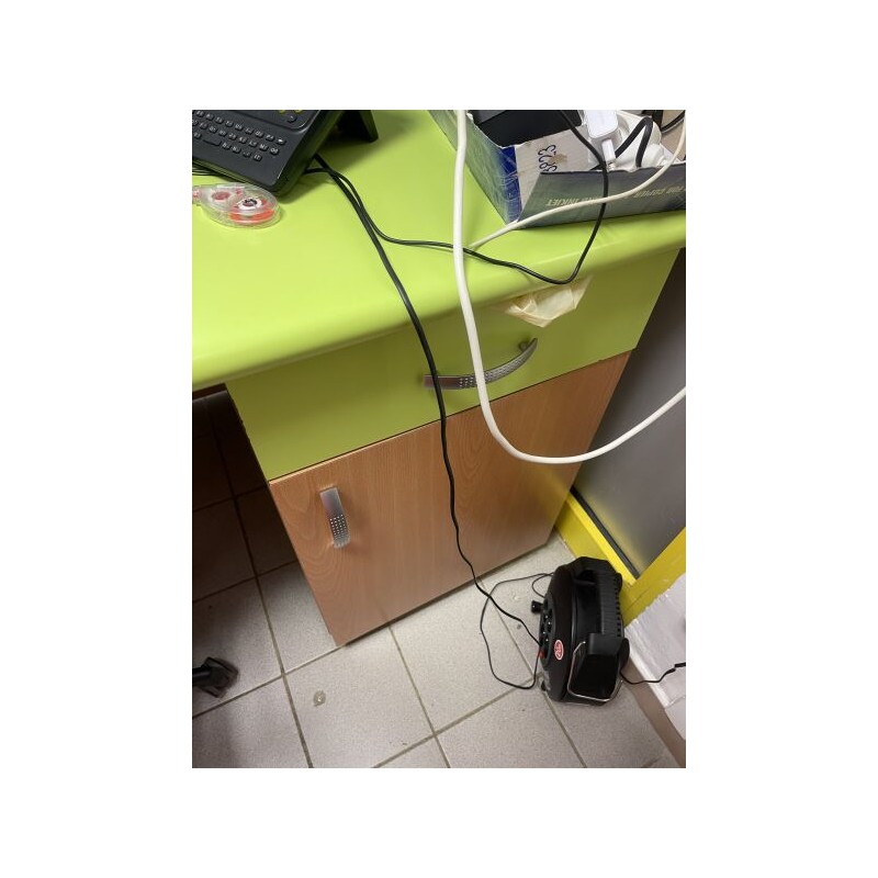 1 banque d'accueil en fibres de bois avec caisson intégré