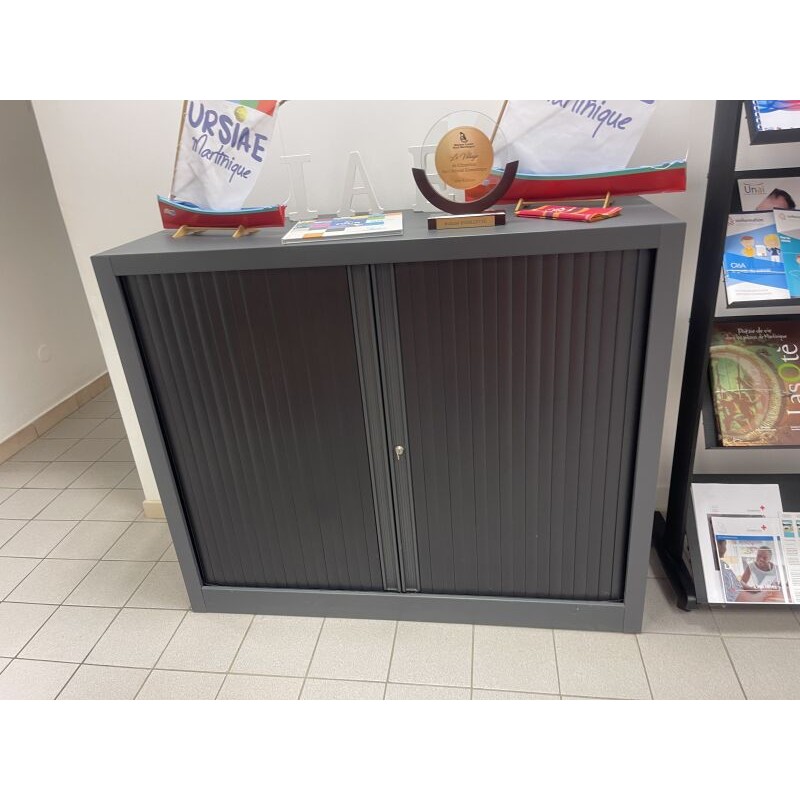1 armoire basse métallique à ouverture coulissante