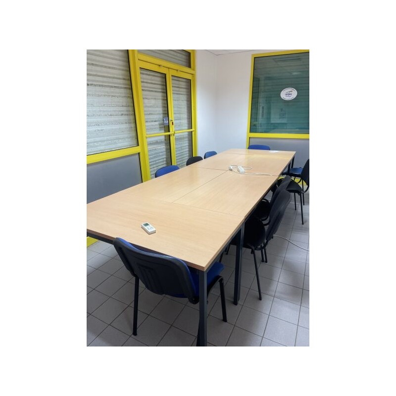 1 lot de 10 chaises visiteurs en mousse et tissu 1 lot de 6 tables de formation en fibres de bois et métal
