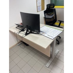 1 bureau en fibres de bois et métal 1 caisson en fibres de bois 1 fauteuil de bureau en tissu avec appui-tête