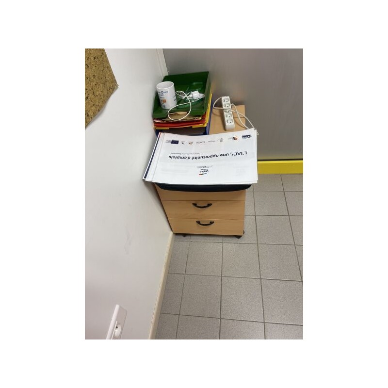 1 bureau en fibres de bois et métal 1 caisson en fibres de bois 1 fauteuil de bureau en tissu avec appui-tête