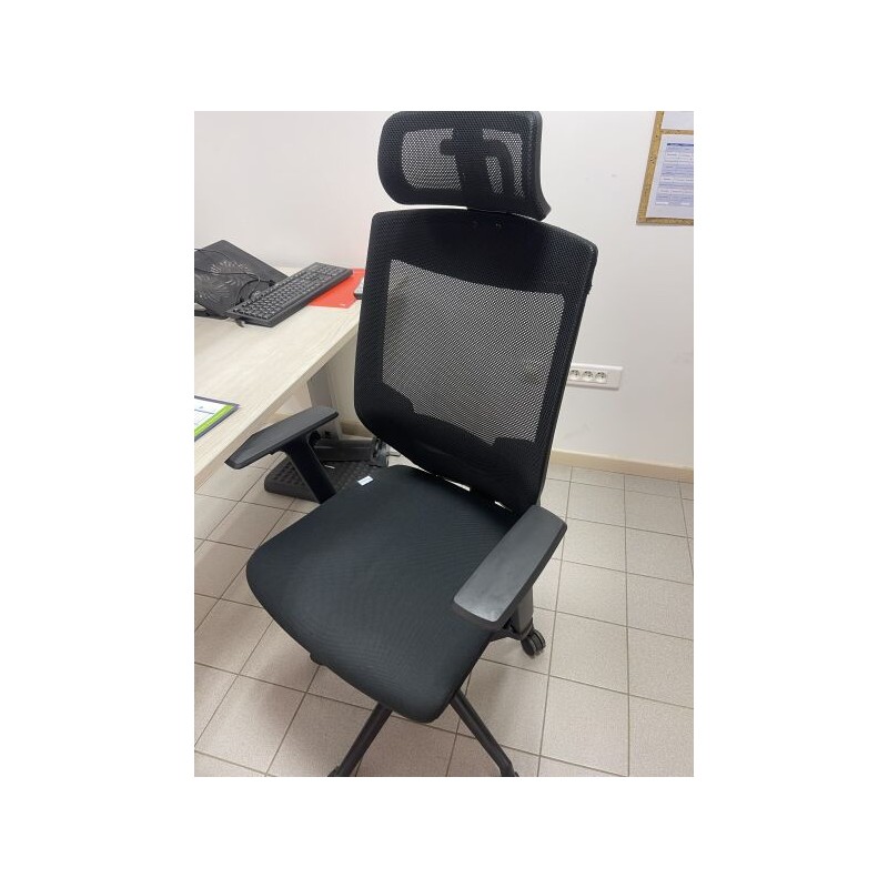 1 bureau en fibres de bois et métal 1 caisson en fibres de bois 1 fauteuil de bureau en tissu avec appui-tête