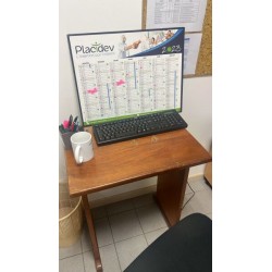 1 petite table en bois et fibres de bois