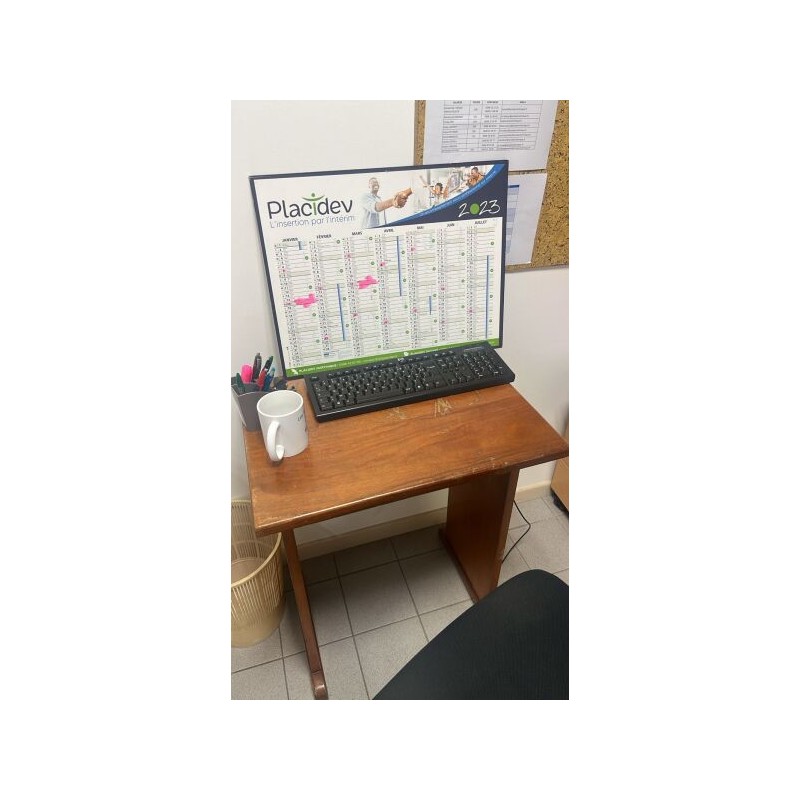 1 petite table en bois et fibres de bois