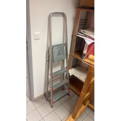 1 escabeau 4 marches en métal