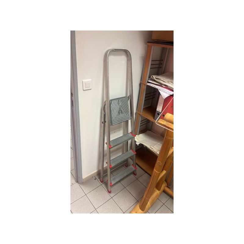 1 escabeau 4 marches en métal