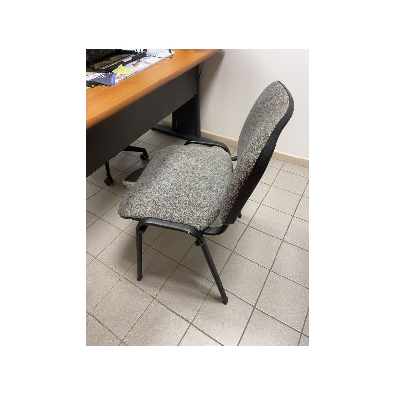 1 bureau + 1 caisson à 3 tiroirs en fibres de bois 1 fauteuil de bureau en tissu avec appui-tête 1 chaise visiteur en tissu