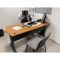1 bureau + 1 caisson à 3 tiroirs en fibres de bois 1 fauteuil de bureau en tissu avec appui-tête 1 chaise visiteur en tissu