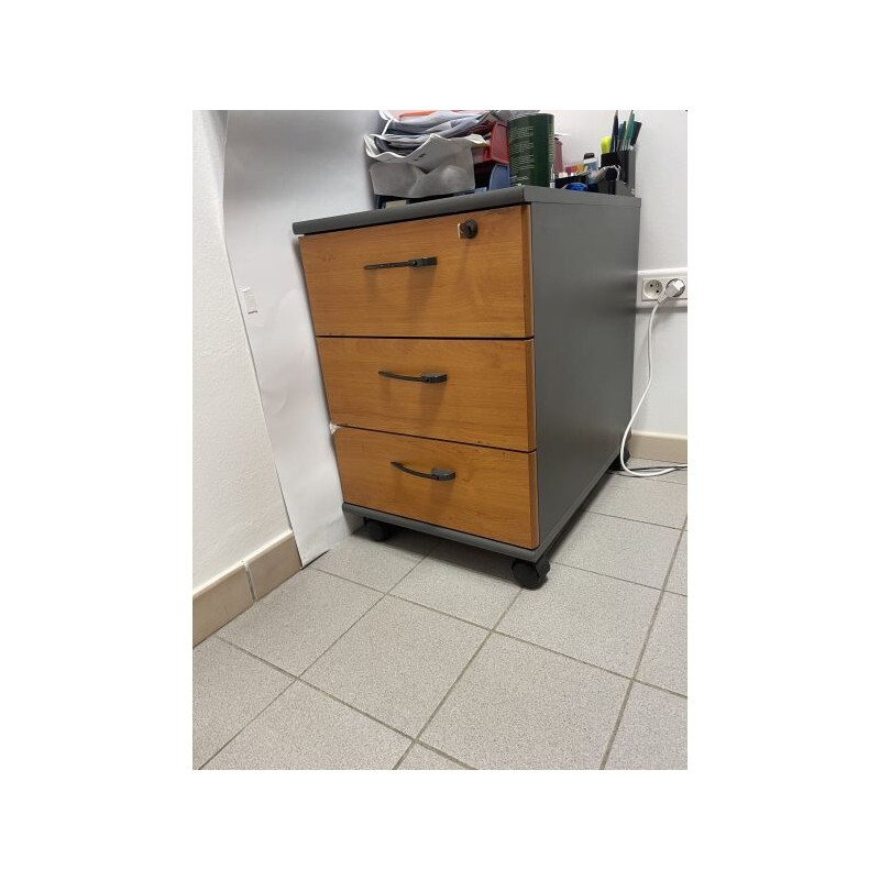 1 bureau + 1 caisson à 3 tiroirs en fibres de bois 1 fauteuil de bureau en tissu avec appui-tête 1 chaise visiteur en tissu