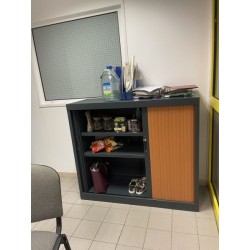 1 armoire basse métallique à ouverture coulissante (pas de clé)