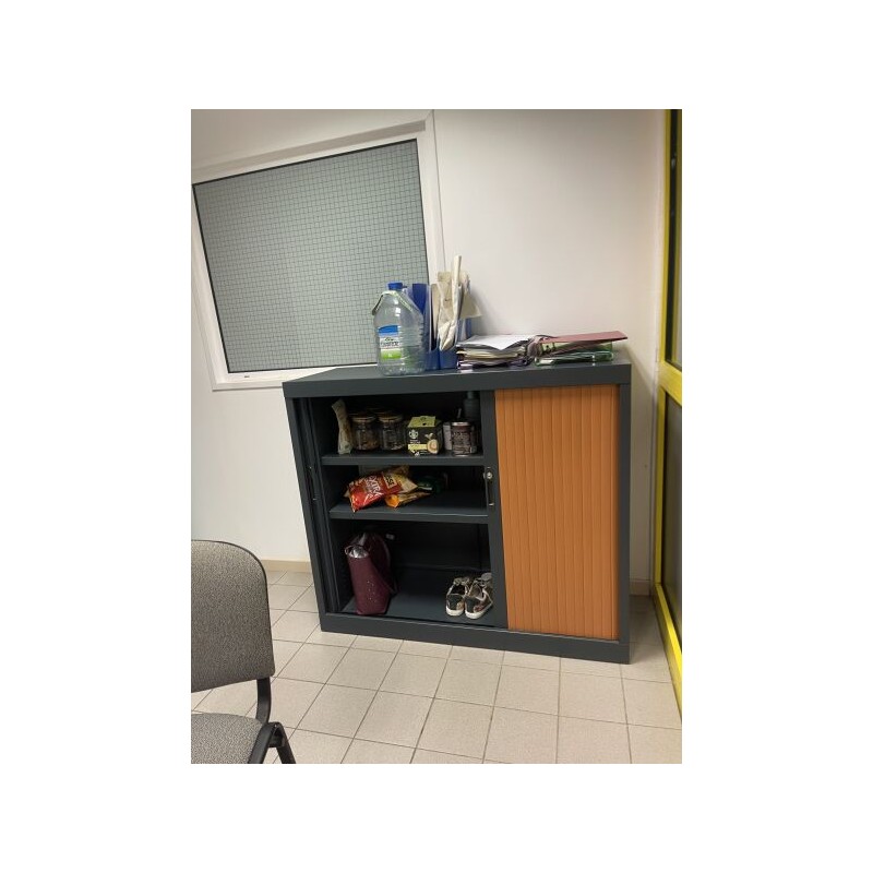 1 armoire basse métallique à ouverture coulissante (pas de clé)