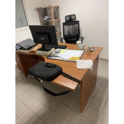 1 mobilier de bureau en fibres de bois comprenant : 1 bureau avec retour 1 caisson ouvrant à 3 tiroirs 1 étagère 1 fauteuil tour