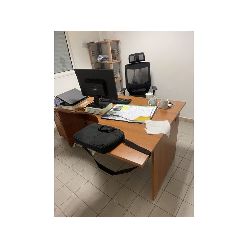 1 mobilier de bureau en fibres de bois comprenant : 1 bureau avec retour 1 caisson ouvrant à 3 tiroirs 1 étagère 1 fauteuil tour