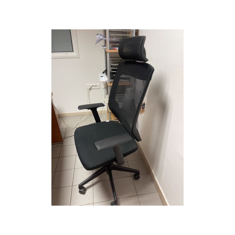 1 mobilier de bureau en fibres de bois comprenant : 1 bureau avec retour 1 caisson ouvrant à 3 tiroirs 1 étagère 1 fauteuil tour