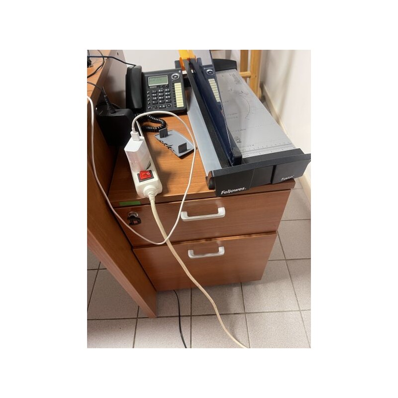 1 mobilier de bureau en fibres de bois comprenant : 1 bureau avec retour 1 caisson ouvrant à 3 tiroirs 1 étagère 1 fauteuil tour