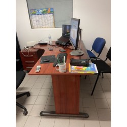 1 bureau avec retour à gauche + 1 caisson ouvrant à 3 tiroirs en fibres de bois 1 fauteuil de bureau tournant avec appui-tête